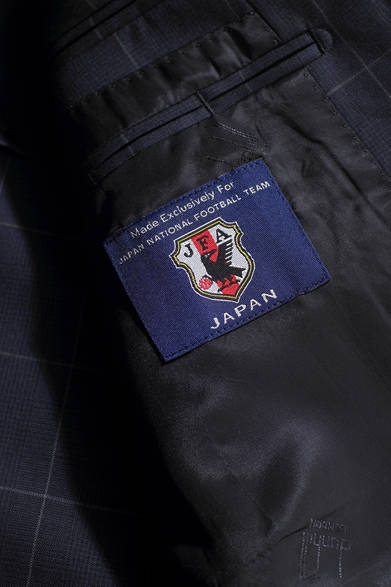 スーツ内側には、オフィシャルスーツの証である文字とともに、サッカー日本代表チームエンブレムが縫い込まれている