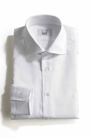 精悍な印象の織り柄は、コットン100パーセントのホワイトドビークロス生地によるもの。シャツ 3万240円