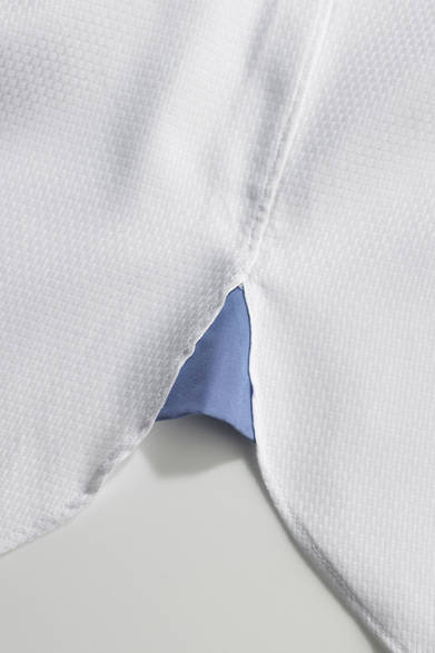 シャツのガゼット部分にはライトブルーの切り替えを配した