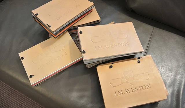 <strong>J.M. Weston｜ジェイエムウエストン</strong><br>選べる素材は、20種類以上の革があり、それぞれ5～7色のバリエーションで、計150種類以上のなかからセレクトできる