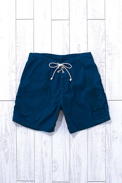 定番のWALK SHORTSモデルをベースに、製品染めのカラー別注したアイテム。既存ラインのネイビーやブラックとは異なる。29／30／31／32／33の4サイズ、2色展開。サーフトランクス ネイビー[ジャーナル スタンダード限定] 2万3000円（NALUTO TRUNKS）<br />※税抜き価格
