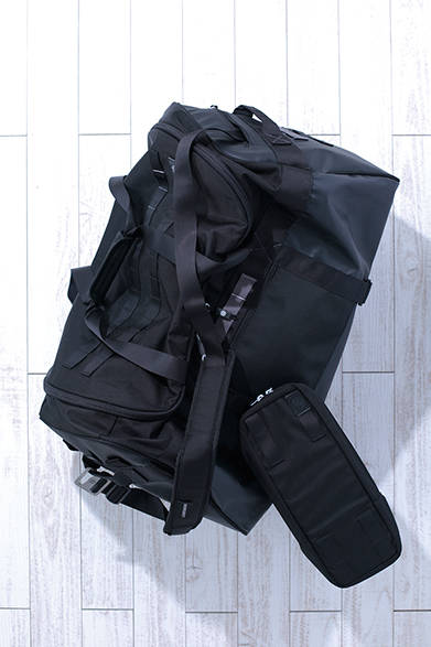 バックパック、ショルダー、手持ちの3WAYで使えるダッフルバッグ。底面はPVC素材を採用した防水仕様となる。「MONOLITH DUFFLE BAG」［H34×W37×D37cm（85L）］3万7000円（Heimplanet）<br />※税抜き価格