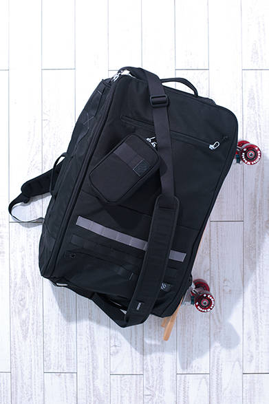 1～2泊程度の旅に最適な、機内持ち込みを想定したサイズ。スケートボード（商品には含まれない）を装着すればカートのようにも使える。「MONOLITH WEEKENDER」［H55×W40×D20cm（45L）］3万7000円（Heimplanet）<br />※税抜き価格