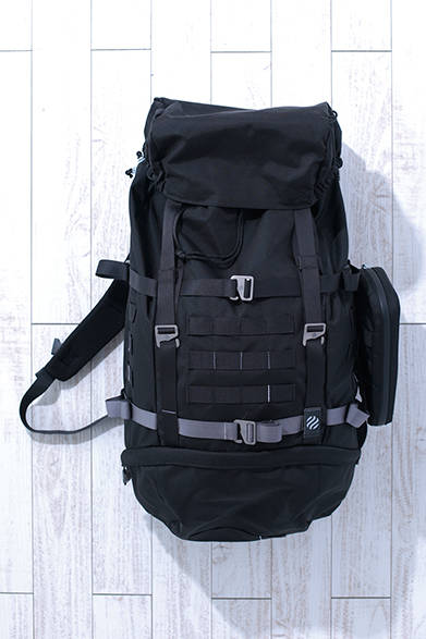 背面パネルやクッションの精巧なつくり、セパレートできる収納部など、山登りやキャンプに最適なバックパックだ。PC収納部を備え、ビジネスユースにも対応。「MONOLITH BACK PACK 」［H65～76×W32×D28cm（50L）］4万3000円（Heimplanet）<br />※税抜き価格