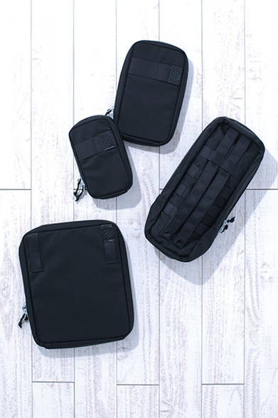 「VOLUME+M.O.L.L.E. System」として、「MONOLITH」シリーズのバッグを拡張するポーチを4つのサイズで展開。（写真上から時計回り）「DETACHABLE POUCH M」［H23×14×5cm］ 6300円、「DETACHABLE POUCH High」［H34×13×10cm］6300円、「DETACHABLE POUCH L」［H27×24×5cm］7800円、「DETACHABLE POUCH S」［H18×11×4cm］5500円（すべてHeimplanet）<br />※すべて税抜き価格