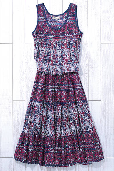 トレンドのマキシ丈ワンピース。ベルトやジャケットをあわせてタウンユースに。水着のうえにさらりと羽織り、ビーチシーンに。コットン ノースリーブワンピース2万6000円（Local）<br />※税抜き価格