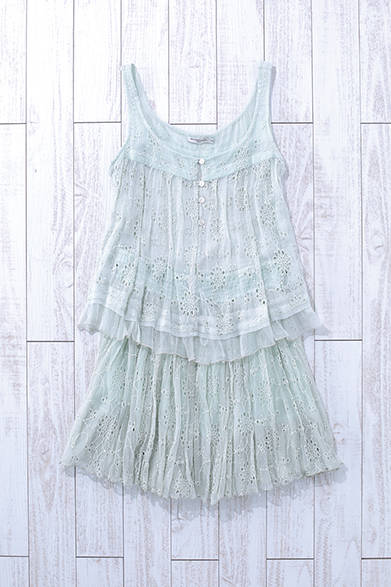 シフォンに刺繍をほどこした「メドモワゼル」の世界観を象徴するようなセットアップ。リゾートスタイルに取り入れて、新鮮なコーディネートを楽しんでほしい。シフォン カットワーク キャミソール1万3000円、シフォン カットワーク スカート1万8000円（ともに、Mes Demoisells）<br />※税抜き価格