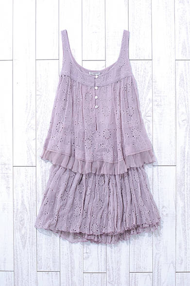 シフォン カットワーク キャミソール1万3000円、シフォン カットワーク スカート1万8000円（ともにMes Demoisells）<br />※税抜き価格