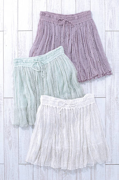 グレーがかったパープル（モーブ）と、グリーン、ホワイトの3色展開。シフォン カットワーク スカート1万8000円 （すべてMes Demoisells）<br />※税抜き価格