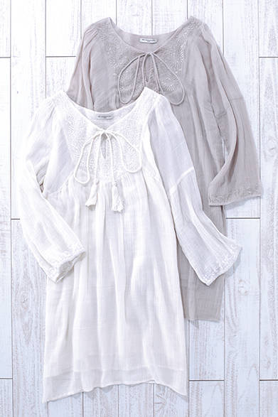 胸元の刺繍とフリンジがポイントのチュニック ワンピース。空気を孕む肌触りのよいガーゼ地により、湿度の高い日でも快適に過ごすことができる。2色展開。ガーゼ チュニック ワンピース1万6000円（Mes Demoisells）<br />※税抜き価格