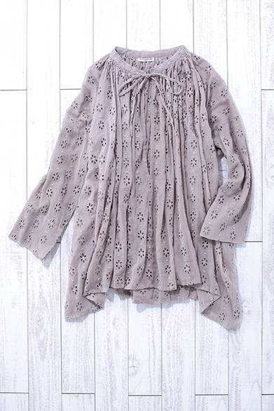 フラワーモチーフのレースで仕上げたチュニック。デニムと合わせてもラフになりすぎない上質な素材感で、着回しの利くアイテムといえる。カットワーク Vネック チュニック1万8000円（Mes Demoisells）<br />※税抜き価格