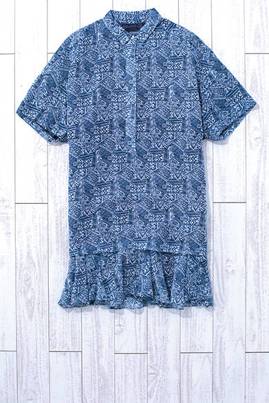 シャツワンピースのデザインに、フリルで女性らしさをくわえた一着。ワンピース2万円（ジャーナル スタンダード）<br />※税抜き価格