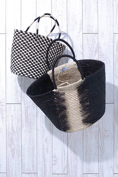 パナマ帽の素材として知られる「トキヤ草」を使い、ハンドメイドで編み上げられたバッグ。タウンユースにもマッチするモダンな配色で。写真手前から、フリンジカゴバッグ2万円、MIXカゴバッグ1万4000円（ともにSENSI STUDIO）<br />※税抜き価格