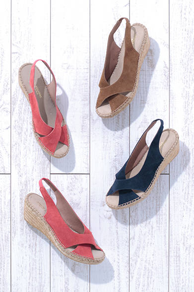 スペインのファクトリーブランド「JUNCAL AGUIRRE（フンカル アギーレ）」。定番のエスパドリーユは、スエード素材に季節感満点のウェッジソールを組み合わせた。マットな質感と涼しげな素材感のミックスが新鮮。スエード クロス エスパドリーユ各1万2500円（JUNCAL AGUIRRE）<br />※税抜き価格
