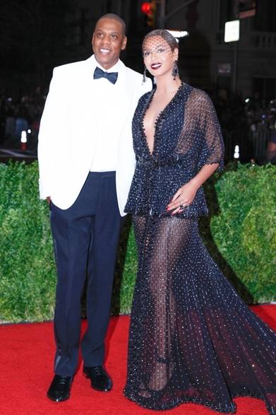 <strong>MET GALA 2014</strong>　（左より）Jay-Z & Beyoncé｜ジェイ・Z＆ビヨンセ<br />ドレス：ジバンシィ オートクチュール バイ リカルド ティッシ<br />Courtesy of The Metropolitan Museum of Art/BFAnyc.com