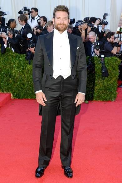 <strong>MET GALA 2014</strong>　 Bradley Cooper｜ブラッドレイ・クーパー<br />タキシード：トム・フォード