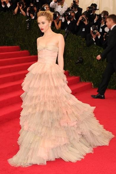 <strong>MET GALA 2014</strong>　Suki Waterhouse｜スキ・ウォーターハウス<br />ドレス：バーバリー<br /><br />