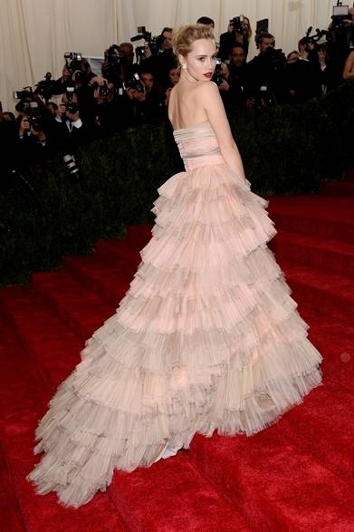<strong>MET GALA 2014</strong>　Suki Waterhouse｜スキ・ウォーターハウス<br />ドレス：バーバリー