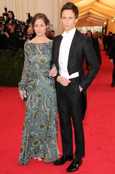 <strong>MET GALA 2014</strong>　（左より） Hannah Bagshawe & Eddie Redmayne｜ハンナ・バッグショウ＆エディ・レッドメイン<br />タキシード：バーバリー
