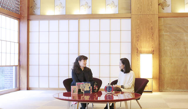 <br />ブランドの代表作“ブッククラッチ”