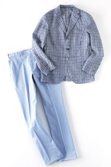 <strong>「クールパステル」</strong>　タケオキクチの「40ct＆525 BY TAKEO KIKUCHI」は、“最高の贅たくを日常に”をテーマに菊池武夫氏がデザイン、ディレクションしたアイテムを大人の男性に向けて提案する注目レーベル。ジャケットは、40ct＆525 BY TAKEO KIKUCHI定番のカジュアル仕様で、背中の切り替えはプリンセスラインと呼ばれる乗馬ジャケットのディテールを採用。身体のラインをきれいに見せつつ、着心地の良さも両立するシルエットとなる。味のあるリネン素材のチェック柄が、大人の雰囲気をアピールしてくれる。スラックスは、ドライで快適な着心地を保つ「クールマックス」素材を使用。<br />ジャケット4万1040円、スラックス1万7280円（タケオキクチ／阪急メンズ東京5階）