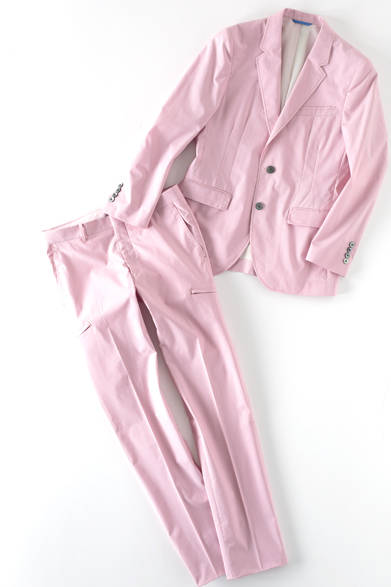 <strong>「クールパステル」</strong>　ジャケットは、インビスタ社「クールマックス」素材を使用した吸汗速乾機能のクールビス対応アイテム。シングル2ボタンのデザインで、フロントのダブルダーツによるすっきりしたシルエットが特徴。スラックスは、ヒップと渡りに若干のゆとりを出し、ヒザから裾口にかけてのきれいなテーパードシルエットにより、スタイリッシュな着こなしを提案する。<br />ジャケット4万8600円、スラックス2万2680円（阪急メンズ限定）（ランバンオンブルー／阪急メンズ東京6階）