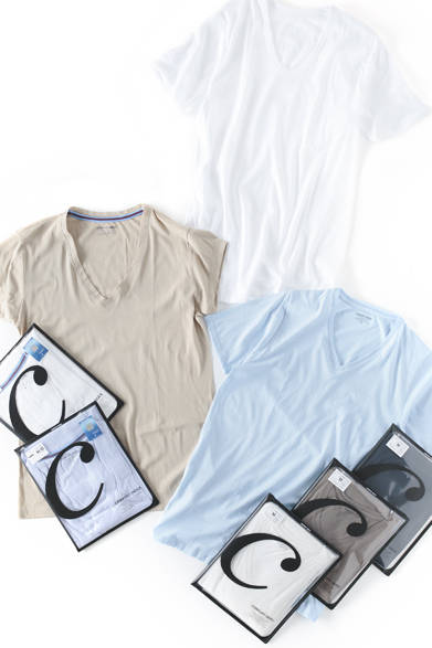 <strong>「クールパステル」</strong>　写真上／細番手のエジプト綿を使用することで、シルクのような肌触りと光沢を実現。特殊な加工方法により洗濯による縮みを抑えている。工夫された立体裁断と縫製で着心地の良さを追求したコストパフォーマンスの高い一枚。半袖U首アンダーシャツ1944円（阪急メンズ限定）（スタンダード80／阪急メンズ東京地下1階）<br />インナーとしてだけでなく、トップスとしても使えるネックパターンをもつ「CONFORT INDEX（コンフォートインデックス）」のアンダーシャツは、綿87％・麻13％の組成で、清涼感あるシャリ感が特徴。一分袖仕様は阪急メンズ別注で、接触冷感素材（アイスコットン）を使用したさらりとした着心地が気持ちいい。どちらもアウターに響きにくいカラー（ベージュ、サックス）も展開する。<br />アンダーシャツ各3240円（阪急メンズ限定）、一分袖アンダーシャツ各3240円（阪急メンズ限定）（コンフォートインデックス／阪急メンズ東京地下1階）