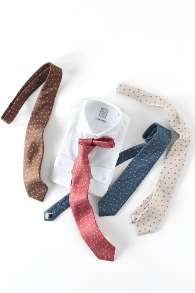 <strong>「クールパステル」</strong>　クールビズといえど、自分のデスクやバッグのなかにお気に入りのネクタイを1本ひそませておきたいもの。今年トレンドの、パステルカラーのプリントネクタイをお薦めする。<br />ネクタイ各9504円（阪急メンズ限定）（ザ タイ／阪急メンズ東京地下1階）