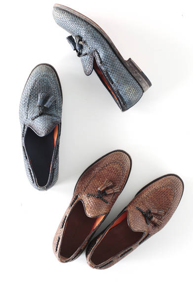 <strong>「クールパステル」</strong>　足もとまですっきりまとまるテーパードシルエットのパンツと相性の良いスリッポンも、クールビズにおいては軽やかさがチョイスの基準。イタリアブランド「サントーニ」のメッシュスリッポンは、最初から味出しカラー仕様で、履くだけでイタリアンエレガンスが香る。<br />メッシュスリッポン各10万2600円（阪急メンズ限定）（サントーニ／阪急メンズ東京地下1階）