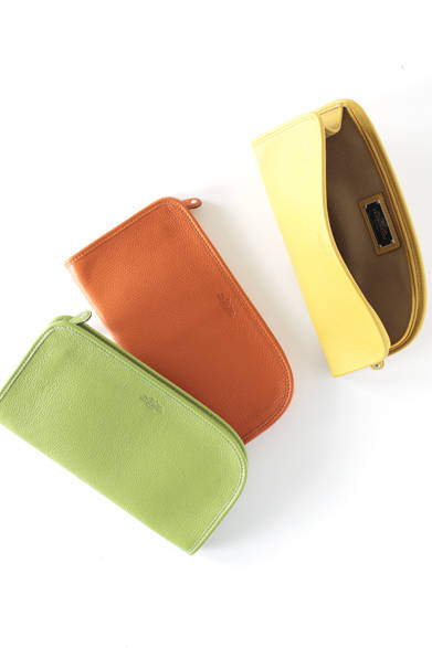 <strong>「クールパステル」</strong>　19世紀からつづく、伊・ナポリのバッグ＆レザーアクセサリー専門店「トラモンターノ」で根強い人気を誇るミニクラッチが登場。カラーバリエーションが豊富でコーディネイトに軽快な印象をプラス<br />ミニクラッチ各2万3760円（トラモンターノ／阪急メンズ東京1階）