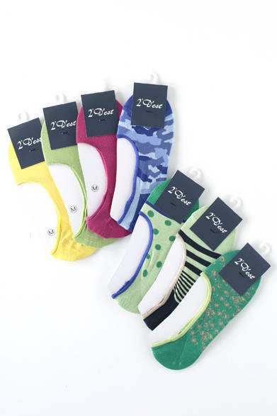 <strong>「クールパステル」</strong>　ビジネスマンのあいだでも、すっかり浸透したゴーストソックス。無地のカラーバリエーションが豊富で、ワンポイントの柄バリエーションにも注目。ゴーストソックス各1080円※6月初旬入荷予定（阪急メンズ限定）（ドゥデスト／阪急メンズ東京地下1階）