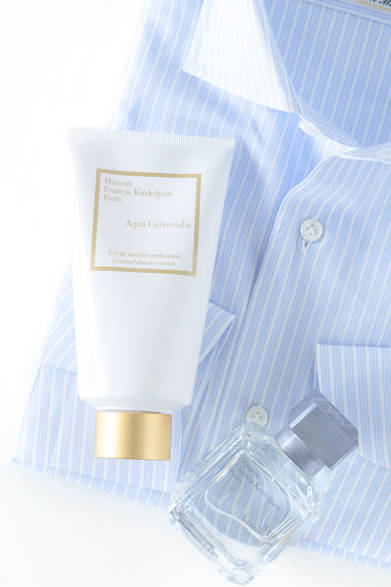 <strong>「クールパステル」</strong>　フランスの高級フレグランスメゾンという伝統から生まれた、コンテンポラリーで自由な表現が魅力の「メゾン フランシス クルジャン」のフレグランス。アーティストでもあり調香師でもあるフランシス クルジャンが描く世界は、類まれな洗練やエレガンスとともにユニークさでも傑出している。<br />左／アクア ユニヴェルサリス センティッド シャワークリーム（ボディシャンプー）[150ml]6500円（税抜）、右／アクア ユニヴェルサリス オードトワレ[70ml] 1万5000円（税抜）