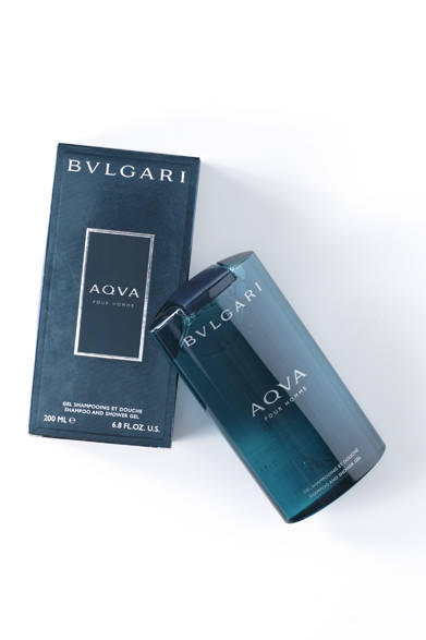 <strong>「クールパステル」</strong>　6月4日（水）に発売されるブルガリ「アクア」プールオム シャワージェルは、恵みに満ちた海の波に洗われるような爽快感が味わえる。<br />ブルガリ「アクア」プールオム シャワージェル3996円（ブルガリ／阪急メンズ東京1階）