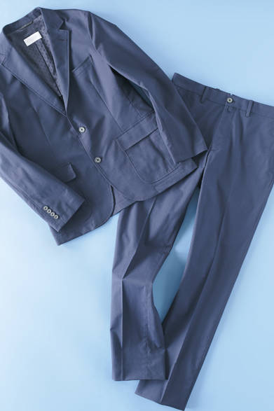 <strong>「クールテクノロジー」</strong>　キーワードは、ストレッチ、ウォッシャブル、セットアップ。タブレット収納ポケットをはじめ、大小さまざまな13のマルチポケットを搭載して人気のトラベルジャケット“ロザーハイズ”。背抜き、ノーパッド仕立てで、やや短めの着丈が腰回りをすっきりさせ、スポーティでアクティブな印象をアピール。高機能素材のストレッチオックスフォードを採用し、着心地と使い勝手も抜群。家庭洗濯（手洗い）できるのもうれしい。また同素材のトラウザーズは、クリースの入った清潔感とカジュアルさをあわせもつデザインだ。ぜひ、セットアップで揃えたい。<br />ジャケット3万2000円、スラックス1万6000円（ともに税抜）（マッキントッシュ フィロソフィー／阪急メンズ東京5階）