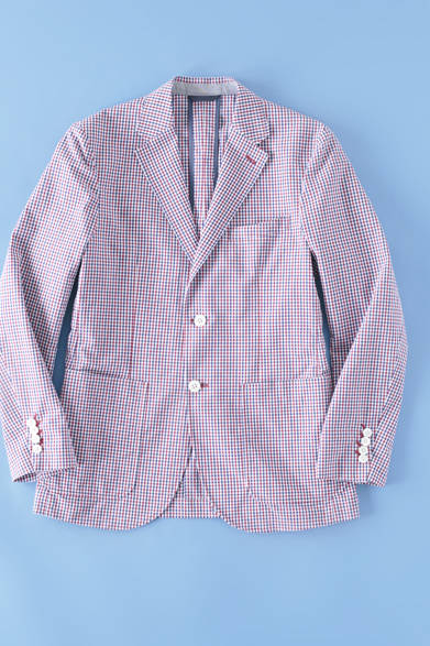 <strong>「クールテクノロジー」</strong>　綿よりも速く汗を吸収・蒸散し、身体の快適な湿度を保持し体温を下げる機能をもつ「クールマックス」を使用したギンガムジャケット。スタイリングしやすいシンプルなデザインで、さらりと軽い薄手の生地感とチェック柄が夏の着こなしにフィットする。<br />ジャケット3万3000円（税抜）（ケント＆カーウェン／阪急メンズ東京5階）