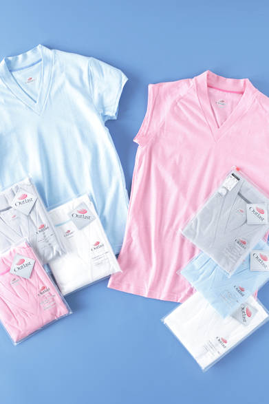 <strong>「クールテクノロジー」</strong>　夏を涼しく、冬を暖かくする新素材「アウトラストポリエステル糸」を使用した、半袖V首アンダーシャツと1分袖V首アンダーシャツ。アウトラストは、身体の熱さを感知して、余分な熱を吸収・貯蓄。肌の表面温度を下げて、寒さを感知すると蓄えていた熱を放出し、肌の温度を上げるという優れもの。後衿幅を広めにすることで、衿の汚れにも対応している。<br />半袖V首アンダーシャツ各4860円、1分袖V首アンダーシャツ各4860円（阪急メンズ限定）（ボディライフ／阪急メンズ東京地下1階）