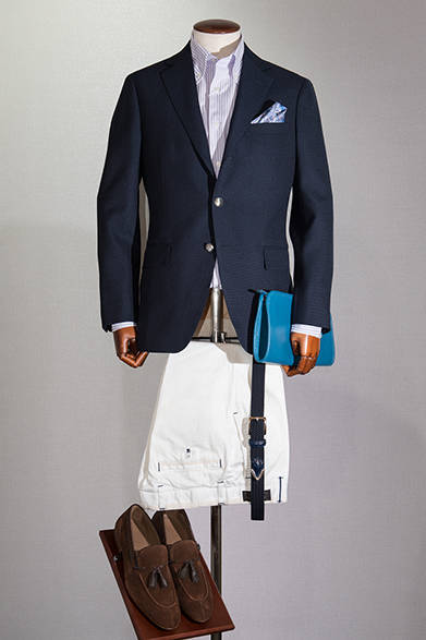 阪急メンズ東京「スタイルメイキング クラブ」スタイリスト、西ヶ峰充宏氏によるクールビズ・コーディネイト<br />ジャケット4万9680円（五大陸／阪急メンズ東京5階）、シャツ1万4040円（HITOYOSHI／阪急メンズ東京地下1階）、パンツ1万6200円（Gステージ／阪急メンズ東京6階）、ベルト1万4040円（アンダーソンズ／阪急メンズ東京地下1階）、チーフ4320円（フェアファクス／阪急メンズ東京地下1階）、ミニクラッチ2万3760円（トラモンターノ／阪急メンズ東京1階）、靴3万240円（インテレッサ／阪急メンズ東京地下1階）