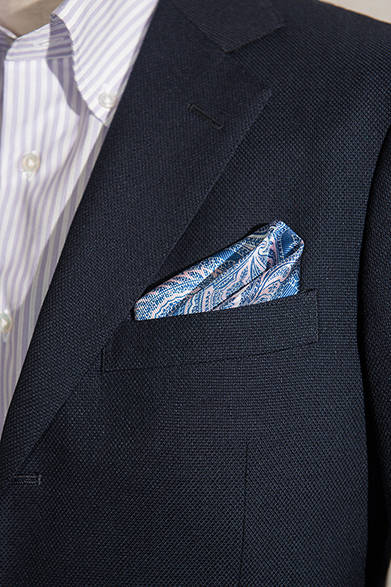 阪急メンズ東京「スタイルメイキング クラブ」スタイリスト、西ヶ峰充宏氏によるクールビズ・コーディネイト<br />ジャケット4万9680円（五大陸／阪急メンズ東京5階）、シャツ1万4040円（HITOYOSHI／阪急メンズ東京地下1階）、チーフ4320円（フェアファクス／阪急メンズ東京地下1階）