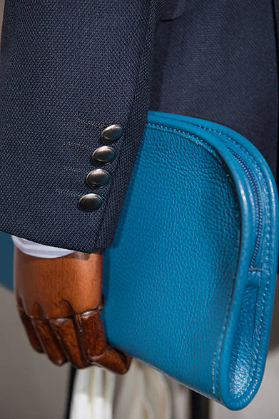 阪急メンズ東京「スタイルメイキング クラブ」スタイリスト、西ヶ峰充宏氏によるクールビズ・コーディネイト<br />ミニクラッチ2万3760円（トラモンターノ／阪急メンズ東京1階）