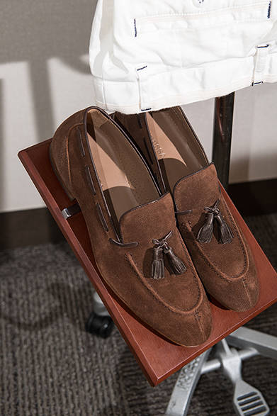 阪急メンズ東京「スタイルメイキング クラブ」スタイリスト、西ヶ峰充宏氏によるクールビズ・コーディネイト<br />パンツ1万6200円（Gステージ／阪急メンズ東京6階）、靴3万240円（インテレッサ／阪急メンズ東京地下1階）