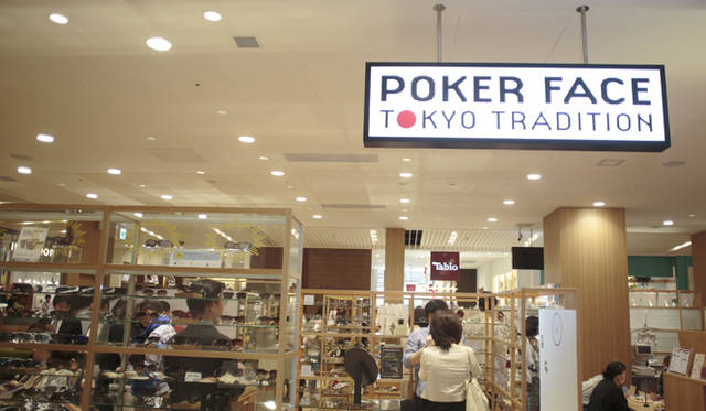 「ポーカーフェイス トーキョー トラディション」は、日本が誇る眼鏡の産地、福井県鯖江市から発信するモノ創りにフォーカスを当てたラインナップが魅力のアイウェアショップだ