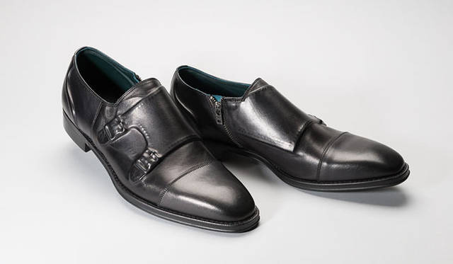 <strong>ISETAN MEN’S｜伊勢丹</strong>　ミハラヤスヒロが得意とする“あぶり出し”加工を採用した、ビジネスシューズ。内側のジップやゴムソールにより、履き心地も非常に良い。靴4万3000円[税抜]（ミハラヤスヒロ／伊勢丹新宿店メンズ館）