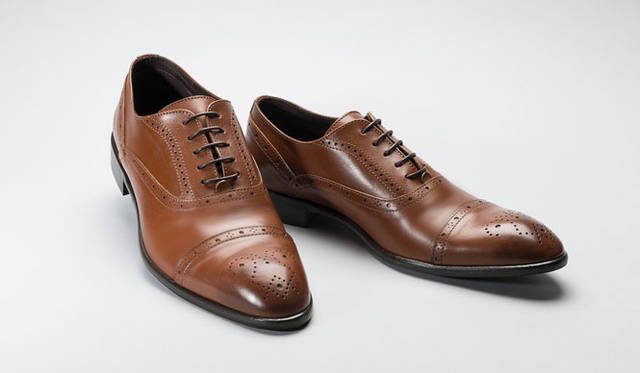 <strong>ISETAN MEN’S｜伊勢丹</strong>　イタリアの工場で製造している伊勢丹のオリジナルライン「PAOLO PAPINI」。日本人の足に合わせたラストに、イタリア独特の革の風合いが絶妙にマッチする。ソールはハーフラバーなので、見ためもエレガント。靴2万3000円[税抜]（パオロ・パピーニ／伊勢丹新宿店メンズ館）