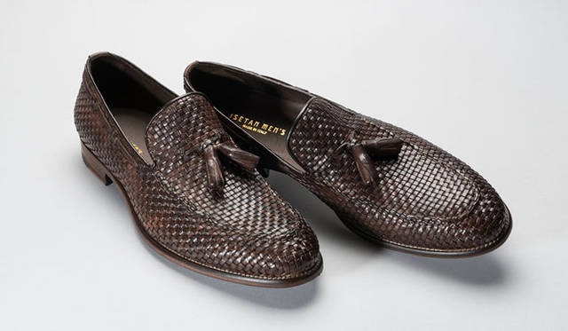 <strong>ISETAN MEN’S｜伊勢丹</strong>　タッセル×メッシュレザーというありそうでなかった一足は、「ISETAN MEN’S」から。ベージュの革を、手染めでアンティーク風に仕上げている。靴4万3000円[税抜]（イセタンメンズ／伊勢丹新宿店メンズ館）