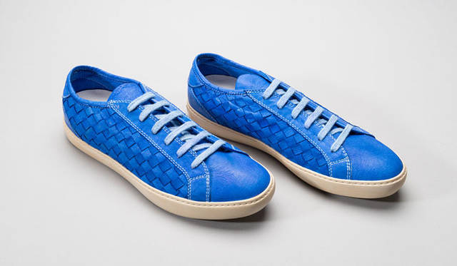 <strong>ISETAN MEN’S｜伊勢丹</strong>　迷彩をプリントしたスエードに、パンチングをほどこしたアッパーが特徴。サーキットのピットクルーが履いていたという、グリップ性の高いソールにも注目したい。スニーカー2万4000円[税抜]（ディアドラ／伊勢丹新宿店メンズ館）