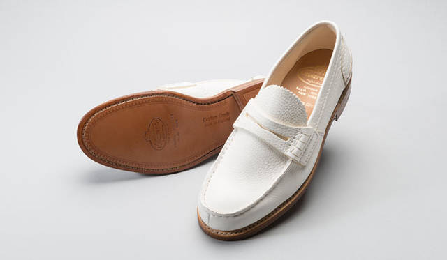 <strong>ISETAN MEN’S｜伊勢丹</strong>　グッドイヤーウエルト製法に、軽快なアンライニングという仕様を合わせた、カジュアルに履ける一足。シュリンクレザーで独特の味出し感をアピール。「PEMBREY」[税抜]5万5000円（チャーチ／伊勢丹新宿店メンズ館）