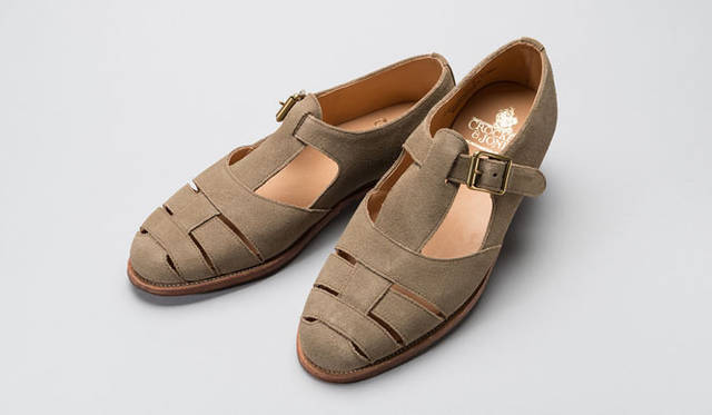 <strong>ISETAN MEN’S｜伊勢丹</strong>　クロケット＆ジョーンズは、サンダルにもグッドイヤーウエルト製法を用いる。「ショーツ×ジャケットといったリゾートカジュアルスタイルにオススメの一足です」（小黒さん）。「FISHERMAN」6万5000円[税抜]（クロケット＆ジョーンズ／伊勢丹新宿店メンズ館）