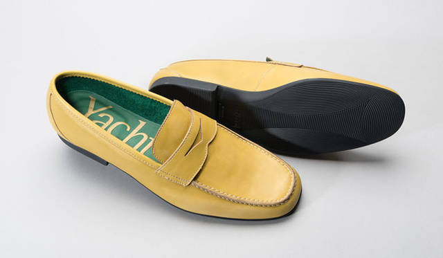 <strong>ISETAN MEN’S｜伊勢丹</strong>　ライニングにパイルを使用し、独特なカラーバリエーションを展開する人気のシリーズ。リゾートでのパーティやディナー時など、きれいめで合わせたときに。靴4万4000円[税抜]（フラテッリ ロセッティ／伊勢丹新宿店メンズ館）