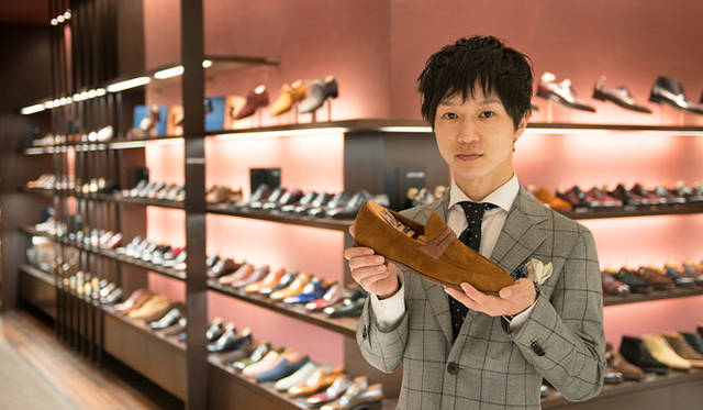 <strong>ISETAN MEN’S｜伊勢丹</strong>　伊勢丹新宿店メンズ館地下1階＝紳士靴売場「ハイエンド」担当　那須一輝さんが薦めるのは、「SILVANO LATTANZI」の“KAKADU”だ。靴30万円[税抜]（シルバノ・ラッタンジ／伊勢丹新宿店メンズ館）
