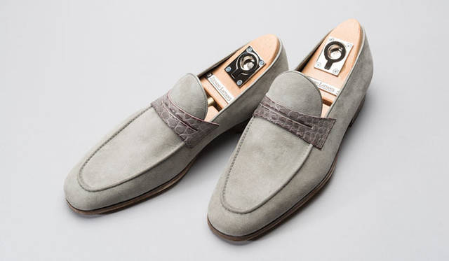 <strong>ISETAN MEN’S｜伊勢丹</strong>　ヴァンプにクロコダイルを採用したローファー。ボロネーゼ製法と、毛足の短いスエードによるエレガントな表情だ。「KAKADU」30万円[税抜]（シルバノ・ラッタンジ／伊勢丹新宿店メンズ館）